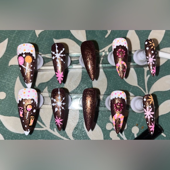 Gingerbread House Press On Nails - Picture 2 of 3